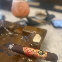 Cigar Paradise Royal Lounge - Rocky Patel