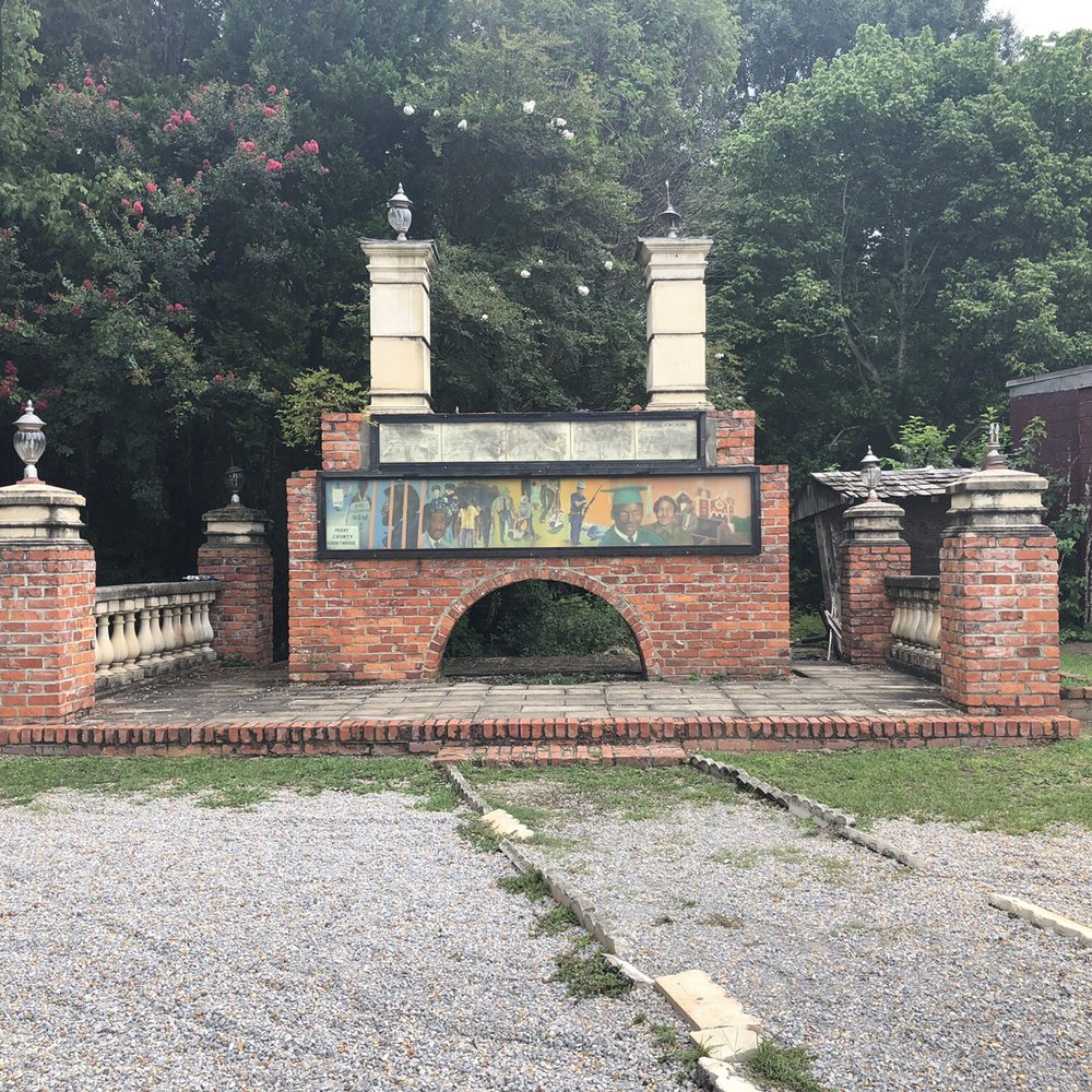What we guessed were remnants of a courthouse What we guessed were remnants of a courthouse