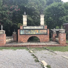 What we guessed were remnants of a courthouse What we guessed were remnants of a courthouse