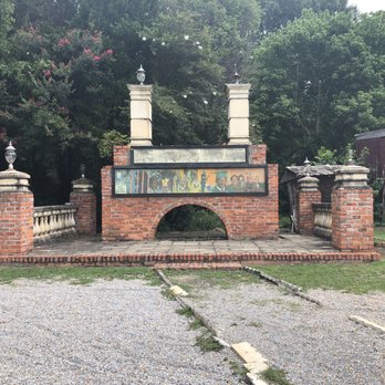 Edmund Pettus Bridge - What we guessed were remnants of a courthouse - Landmarks & Historical Buildings Near Me - Selma, Alabama Edmund Pettus Bridge - What we guessed were remnants of a courthouse - Landmarks & Historical Buildings Near Me - Selma, Alabama