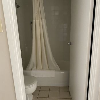 Quality Inn & Suites - Bathroom - Hotels Near Me - Auburn, Maine Quality Inn & Suites - Bathroom - Hotels Near Me - Auburn, Maine