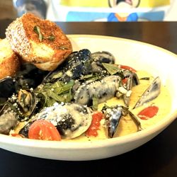 Cattani Catering & Kitchen - Lemoncello Mussels with crunchy seasoned bread