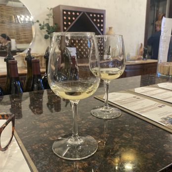 Danza del Sol Winery - Fun lil tasting room!! - Wine Tours Near Me - Temecula, California