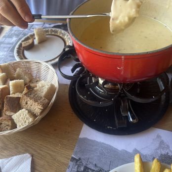 Du Pont - Fondu - Swiss Food Near Me - Zermatt, VS