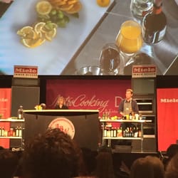 Washington Cooking and Entertainment Show - Bobby Flay's demo of chicken, sangria, and steak!