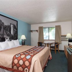 Super 8 by Wyndham Houghton Lake - Guest room