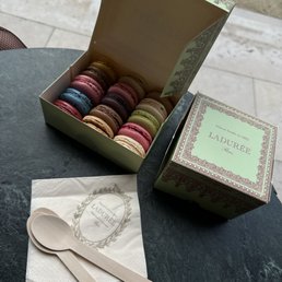 Box of 15 macarons