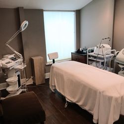 Jamal Yousefi, MD - Skincare Procedure Room