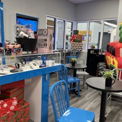 Techy Pompano - A couple of tables to wait for your repair, or to enjoy your coffee.