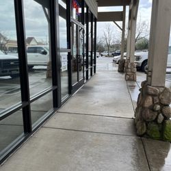 Round Table Pizza - Outside