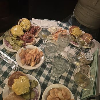 J.G. Melon - Cheeseburger, Bacon Cheeseburger, Cottage Fried Potatoes, dirty martini - American Near Me - New York, New York