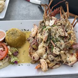 El Coral Restaurante - Langosta rellena de camarones, pulpo y carrucho,