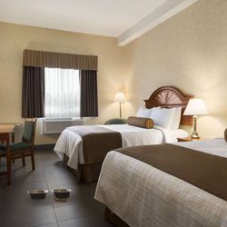 Strathmore Travelodge - Guest room