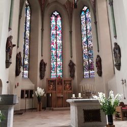 Pfarrkirche St. Johannes Baptist - Altar, Fenster und Skulpturen