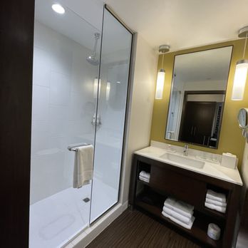 The Alexander - Bathroom - Hotels Near Me - Indianapolis, Indiana