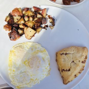 Ceron Kitchen - Eggs bacon scone and potatoes - New American Near Me - Alameda, California