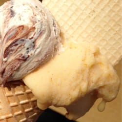 Cono due gusti noccidola ricoperta e cachi e cannella 2,20€