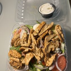 Que Deli - Cobb Greek Salad with Chicken