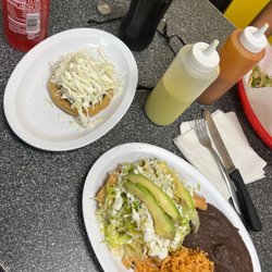 Antojitos la Huasteca Potosina - Floutas and a sope de asada