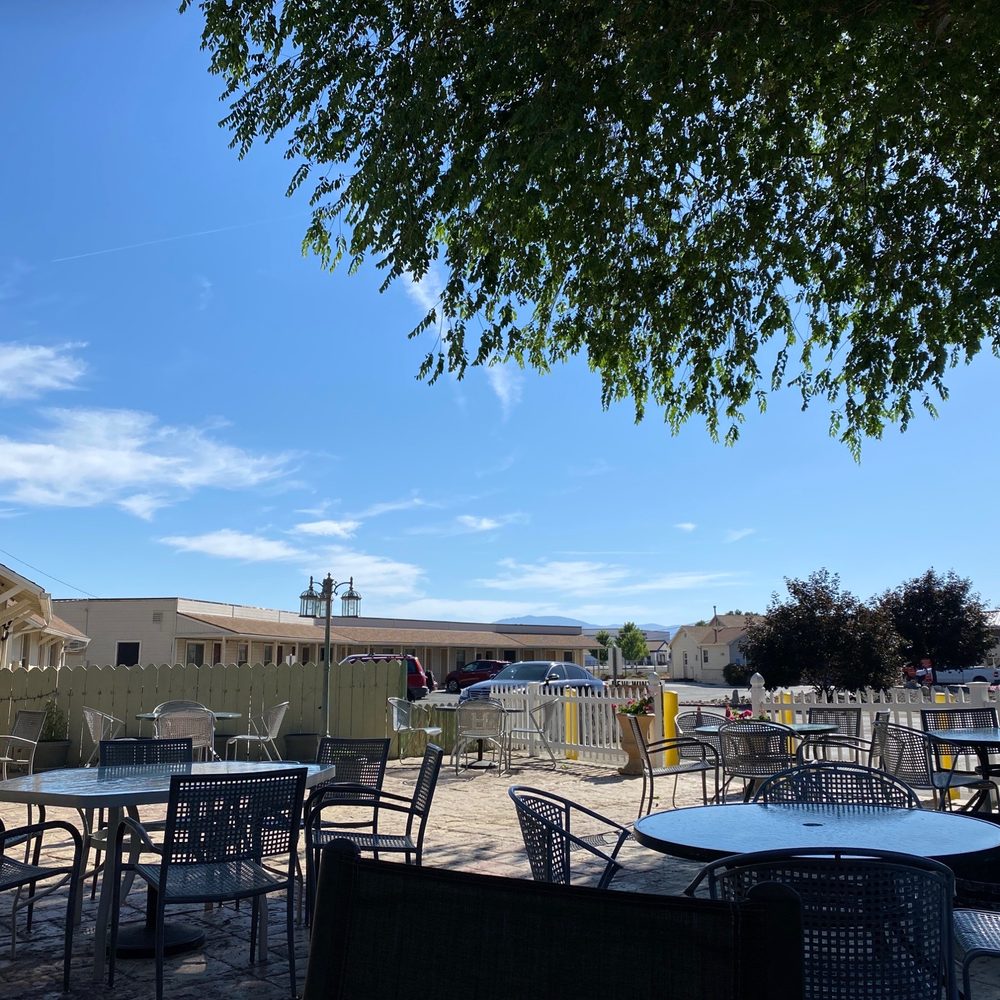 Jerry's grill - Patio seating is beautiful. - Breakfast & Brunch Near Me - Gardnerville, Nevada