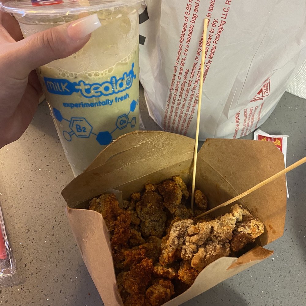 The best combo! Popcorn chicken with sriracha Mayo dipping sauce. The drink is the Matcha Milk Tea!