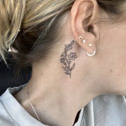 Queen of Hearts Tattoo & Piercings