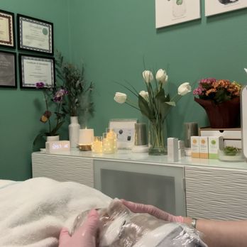 Glamour Glow Skincare - Needless Carboxy Therapy - Estheticians Near Me Glamour Glow Skincare - Needless Carboxy Therapy - Estheticians Near Me
