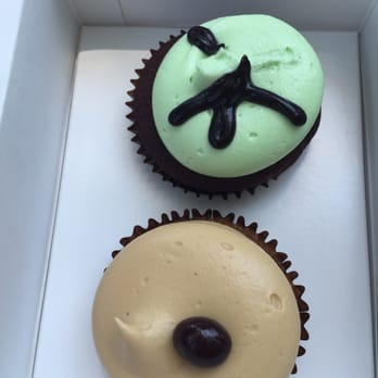 Georgetown Cupcake - Minty chocolate cupcake & mocha chocolate chip - Cupcakes Near Me - Washington, DC, District of Columbia