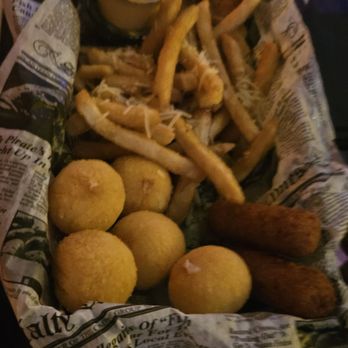 9 Feet Under - The mixed appetizer. Does a good job tiding a group over before dinner - Lounges Near Me - Hialeah, Florida
