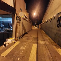 Alley way to the hot bread