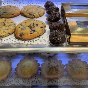 Docel Pastelaria - Pastries - Gelato Near Me