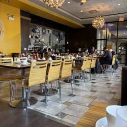 Lasalle Cafe Luna - Interior