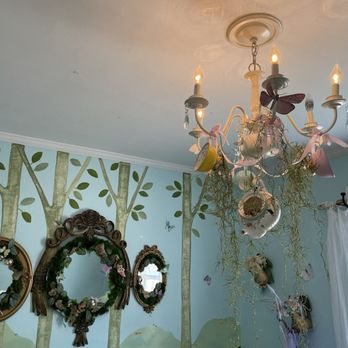Olive’s Apron - Room chandelier - Desserts Near Me - Lexington-Fayette, Kentucky Olive’s Apron - Room chandelier - Desserts Near Me - Lexington-Fayette, Kentucky