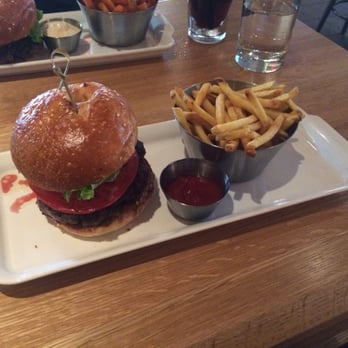 Earls Kitchen + Bar - New American Near Me - Somerville, Massachusetts