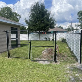 Fence Dynamics - Uneven fence mixed and match color, my 5 year old can create an even fence line than this! - Fences & Gates Near Me - Port Charlotte, Florida