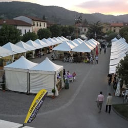Fiera di Casalguidi - La Piazza Vittorio Veneto con tutti i suoi stand nel giorno di inaugurazione della Fiera