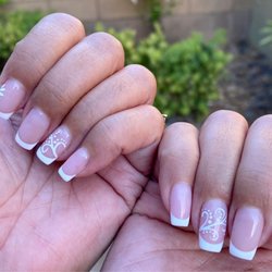 Hollywood Nails - French tips by Don
