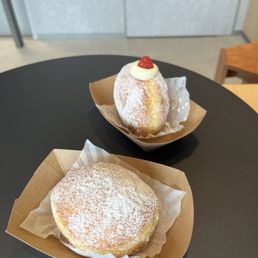 Plain and vanilla custard Plain and vanilla custard