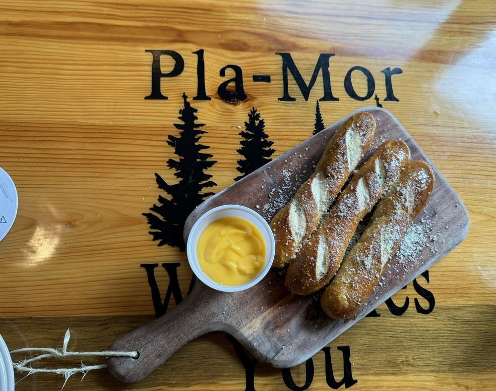 Pla-Mor Bar & Restaurant Logo