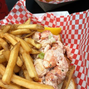 Yankee Lobster - Traditional Lobster Roll - Seafood Markets Near Me - Boston, Massachusetts Yankee Lobster - Traditional Lobster Roll - Seafood Markets Near Me - Boston, Massachusetts