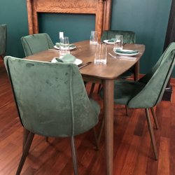 Strega - Love the tables and chairs!