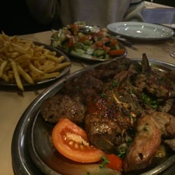 La Rogina - Assortiment de grillades, de crudité à la sauce au yahourt et de frites