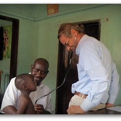 Friends 4 Friends - Gesundheitsuntersuchungen mit Dr. Clemens Mader im Projekt "Streetkids of Kampala" (Uganda).