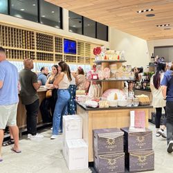 Cooper’s Hawk Winery & Restaurant - View of the tasting room at 6 pm : later it got busier!