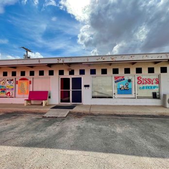 Sissy's Dive - It may not look like much from the outside, but this place is a hidden gem - Ice Cream & Frozen Yogurt Near Me - Lamesa, Texas