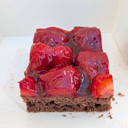 Cafe Konditorei Vogl - Vegan chocolate and berry cake