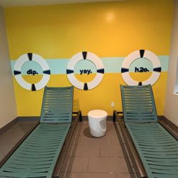 Tru by Hilton Denver - Pool chairs