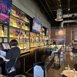 BJ's Restaurant & Brewhouse - Bar area
