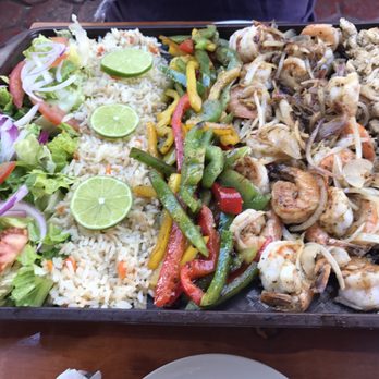 Las Pescadillas - Platter with grilled shrimp and chicken. Enough for at least three people. - Seafood Near Me - Cancún, ROO Las Pescadillas - Platter with grilled shrimp and chicken. Enough for at least three people. - Seafood Near Me - Cancún, ROO