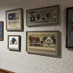 Carlisle Inn - Walnut Creek - Quilts are of the Amish culture and history